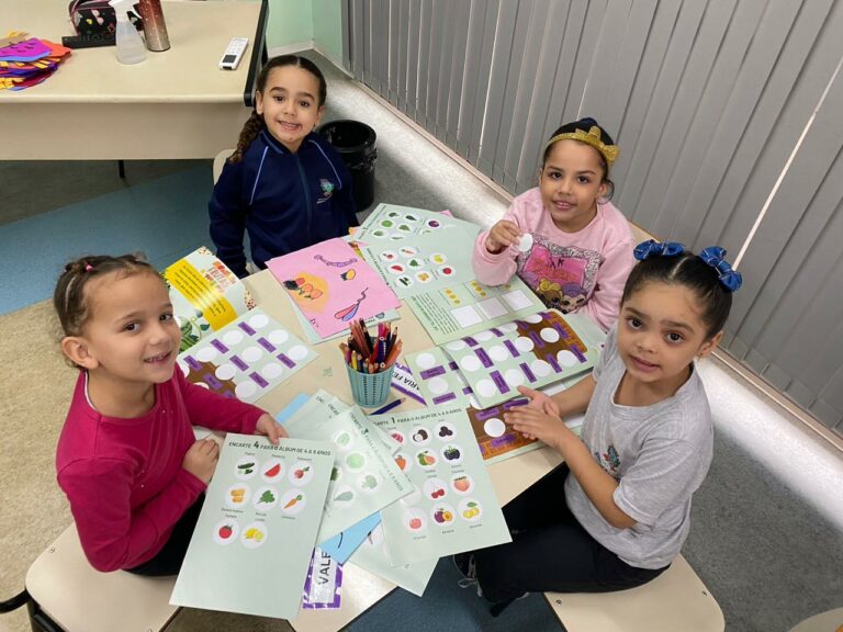 Alunos da rede municipal recebem álbum de figurinhas que ensina alimentação saudável