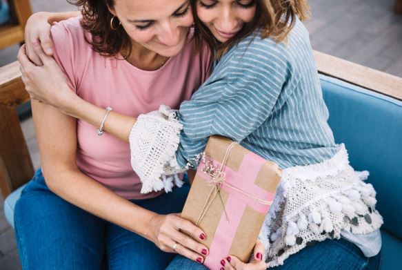 Saiba como presentear no Dia das Mães com itens da moda; Dicas de presentes até R$ 200