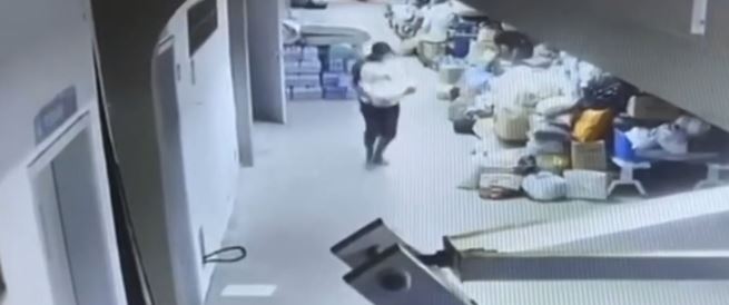 Vídeo mostra homens roubando doações destinadas ao Rio Grande do Sul