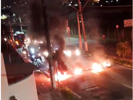 Manifestantes colocam fogo em avenida e pedem justiça por Gustavo Henrique