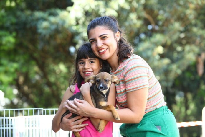 img_4408_claudio_vieira Neste sábado (25), tem uma oprtunidade para quem quer dar um novo lar a um pet. Uma feira de adoção de cães e gatos vai acontecer no CCZ (Centro de Controle de Zoonoses), São José dos Campos, das 8h30 às 13h30. Ao todo, estarão disponíveis para adoção 93 animais, sendo 89 cães, 69 deles machos e 20 fêmeas, e 4 gatos, sendo 3 fêmeas e 1 macho. O CCZ fica Parque Industrial, região sul da cidade. Adoção Os interessados em adotar um animalzinho devem ter 18 anos ou mais, ser morador de São José dos Campos e apresentar documento original com foto e CPF para a formalização do processo. Após o procedimento ser concluído, a equipe responsável agenda uma visita na casa do tutor na semana seguinte para avaliar a adaptação do animal. Além da feira, que acontece em todo último sábado do mês, os futuros pais de pet podem conferir no site do CCZ os animais disponíveis para adoção. Vacinação Durante a feira, os visitantes também poderão levar o animal de estimação para tomar a vacina antirrábica. A recomendação é de que os pets sejam conduzidos com coleira e guia, acompanhados por uma pessoa adulta, com a caderneta de vacinação em mãos.