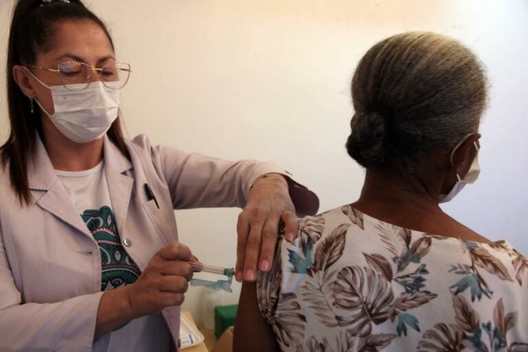 Santos começa a aplicar nova vacina contra a Covid-19 a partir de segunda-feira