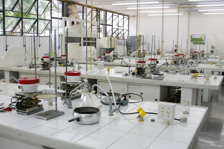 Sala de escola estadual pega fogo em Santos