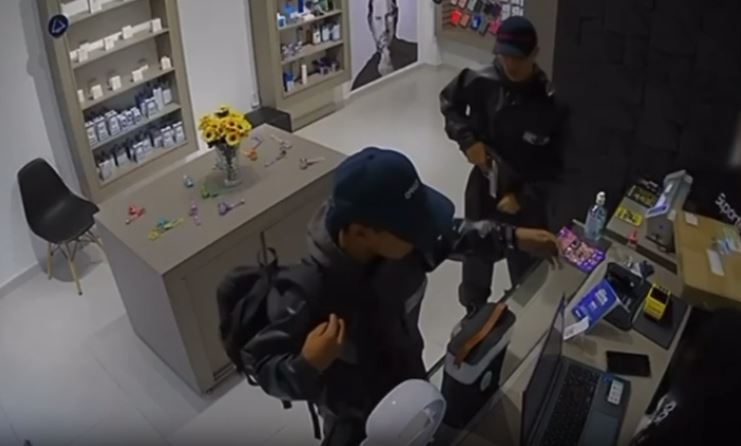 Ladrões se passam por clientes e assaltam loja de aparelhos eletrônicos em Praia Grande