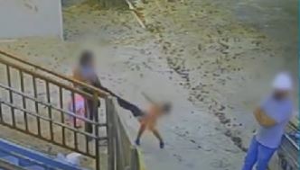 Mãe é flagrada chutando cabeça de filha de 3 anos; VÍDEO