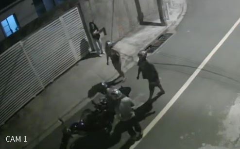 Bandidos assaltam casal e levam moto em Campinas; Veja o vídeo