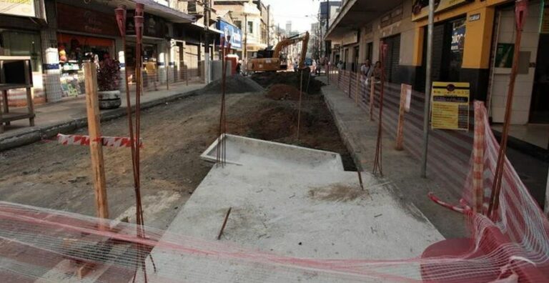 Obras do VLT avançam e novos bloqueios são feitos no Centro de Santos