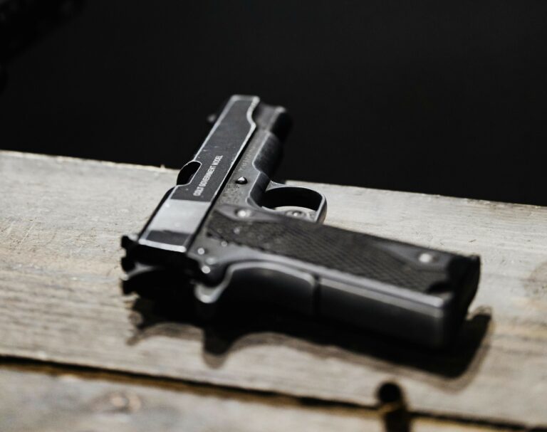 Homem morre após ser baleado 6 vezes por mecânico; suspeita de crime passional