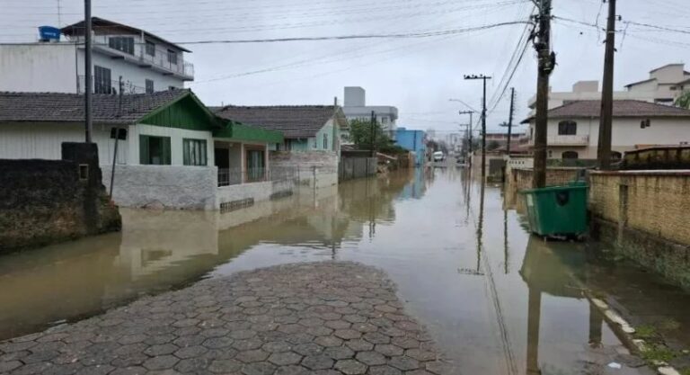 Mais de 900 pessoas deixam casas após chuvas em Santa Catarina