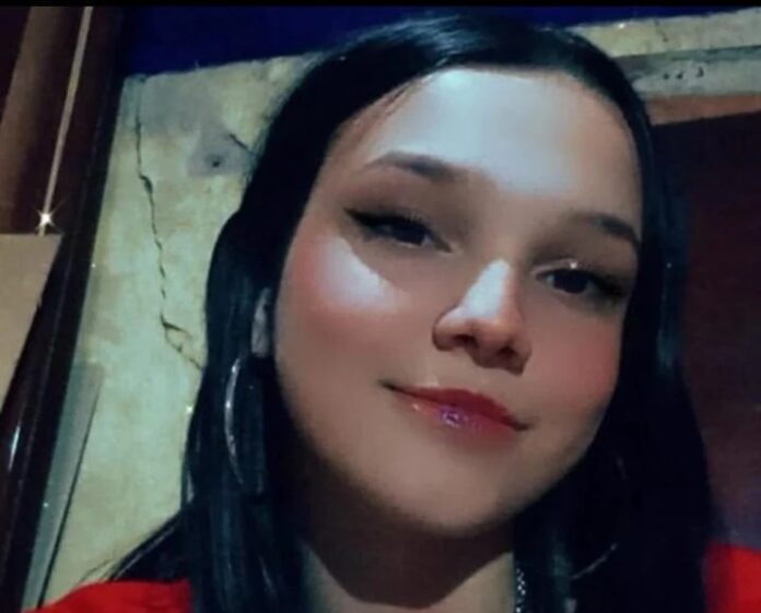 Familiares e amigos de jovem se despedem pela última vez de adolescente; corpo foi identificado ontem pela polícia técnica através de digitais. Familiares e amigos de jovem se despedem pela última vez de adolescente; corpo foi identificado ontem pela polícia técnica através de digitais.