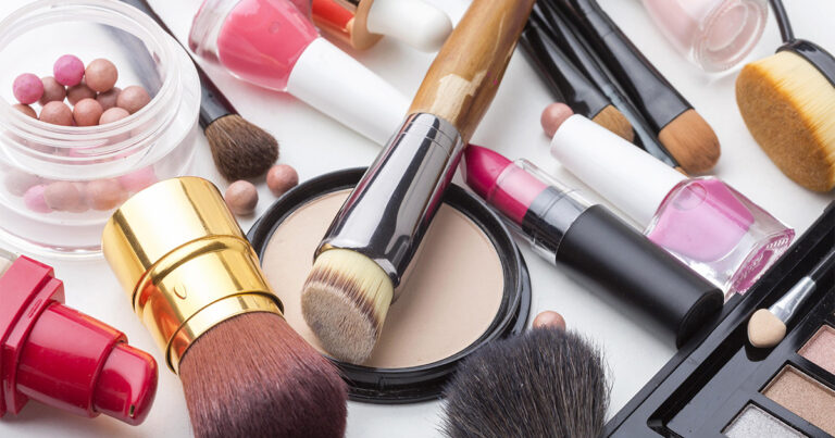 Uso de maquiagens e cosméticos expõe a adultização precoce das crianças
