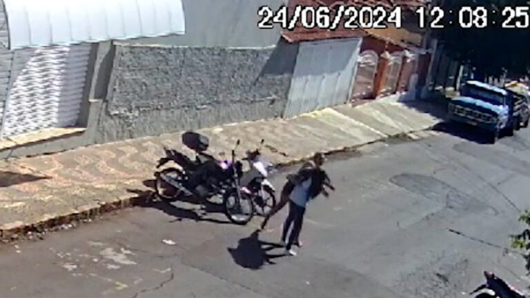 Vídeos flagram mulher agredindo pedestres em ruas de Mogi Guaçu