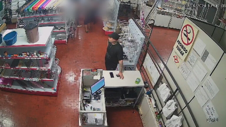 Homem se passa por cliente e furta celular da dona da loja em Mogi Mirim; veja vídeo