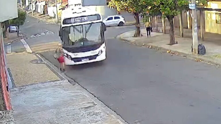 Idoso é atropelado por ônibus circular em Piracicaba; veja vídeo