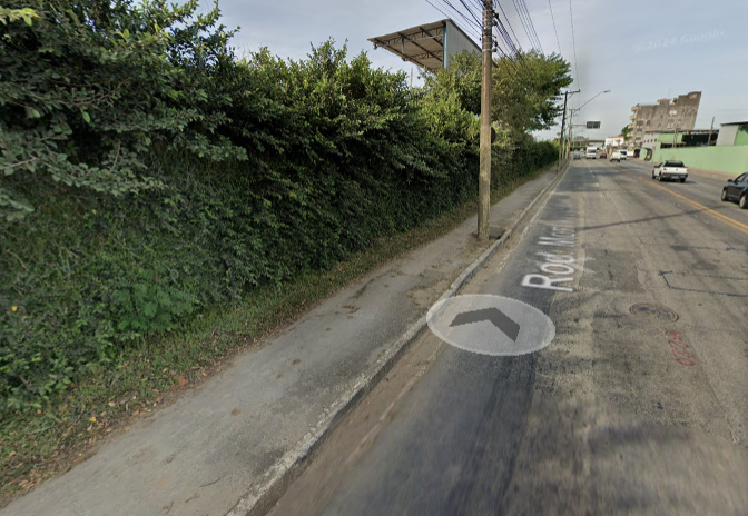 Motociclista morre após ser arremessado contra poste