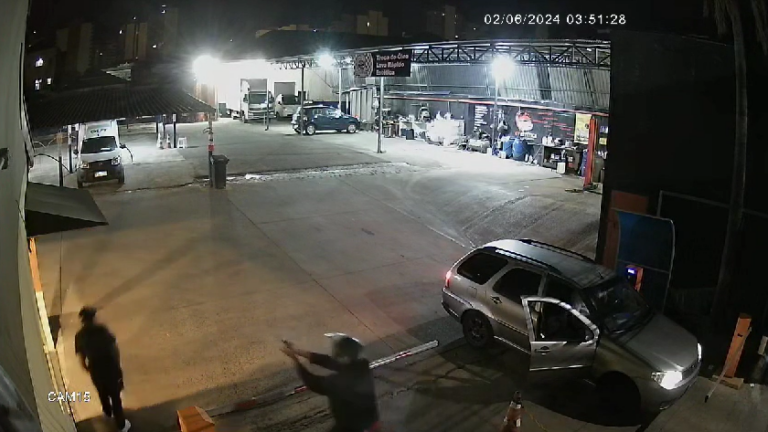 VÍDEO: Após discussão por pagamento de estacionamento na Baixada, jovem de 22 anos é baleado na cabeça