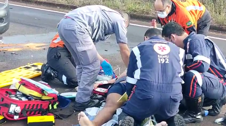 Motociclista fica gravemente ferido após colisão em marginal de Ribeirão Preto