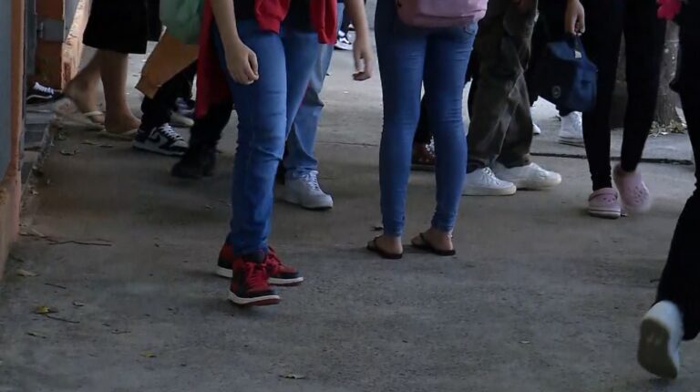 Confusão em sala de aula termina com professora afastada por supostamente agredir aluno