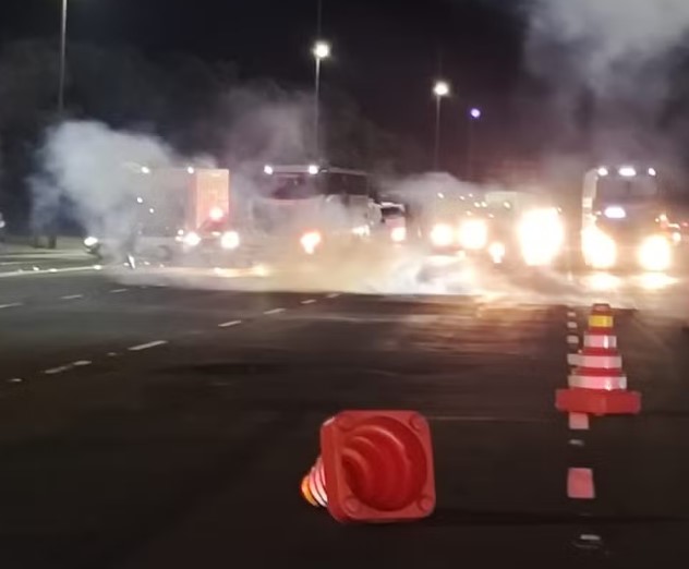 Torcedores do Santos fazem emboscada em rodovia e atacam ônibus da delegação; VÍDEO