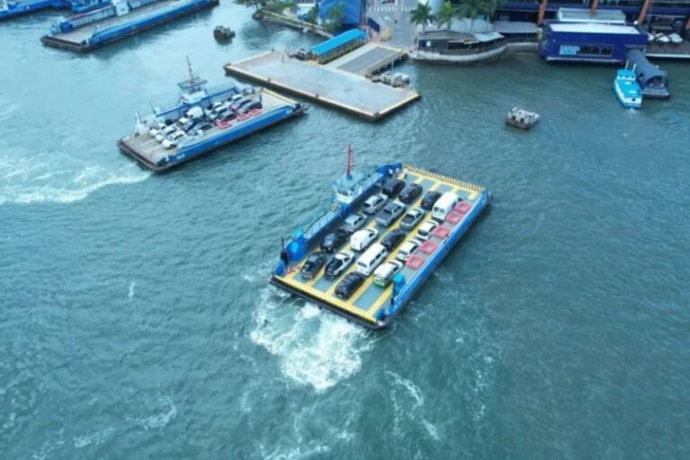 Governo de SP entrega embarcação reformada para a travessia de veículos entre Santos x Guarujá