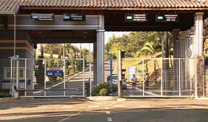 Criminosos invadem condomínio de luxo: moradores feitos reféns e joias são roubadas