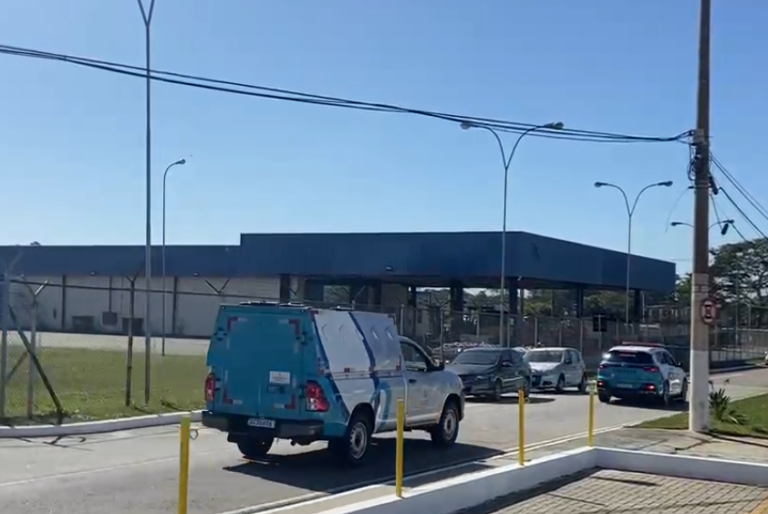 Ronnie Lessa desembarca em aeroporto de São José rumo à Tremembé