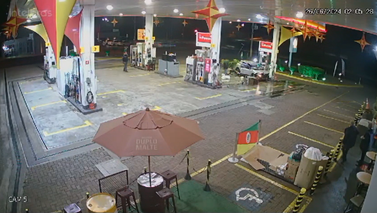 VÍDEO: Motorista invade posto de combustível, atropela bomba e compra cerveja na conveniência após acidente