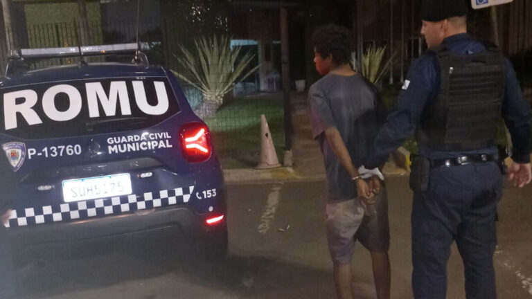 Homem é preso por furto de mercadoria em farmácia; câmeras flagraram ação e fuga