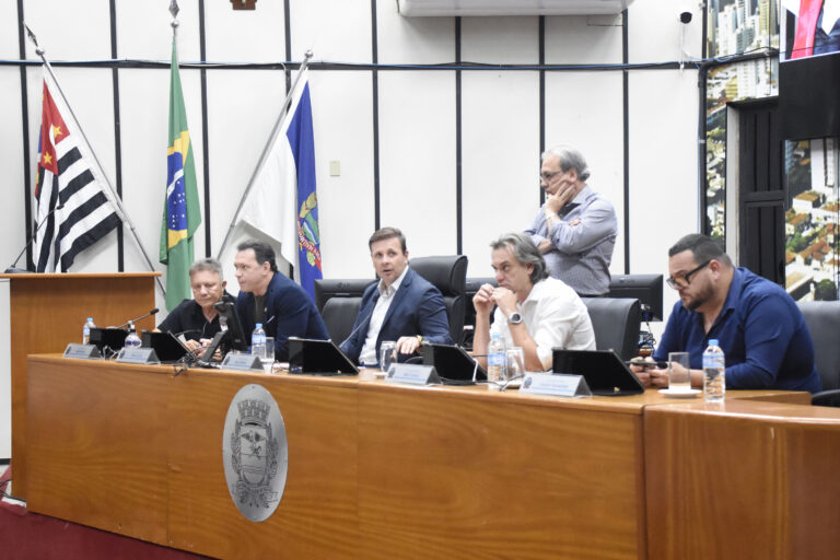 Plebiscito sobre centro administrativo de R$ 200 milhões é engavetado e CCJ exige parecer técnico da Justiça Eleitoral