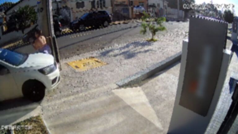 Homem agride e atropela ex-companheira no meio da rua; veja vídeo