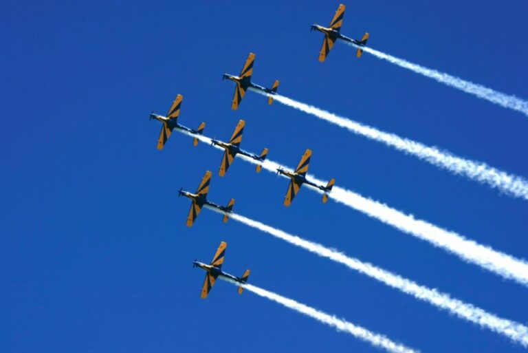 Esquadrilha da Fumaça faz parada em Araçatuba após show aéreo em Santa Fé do Sul