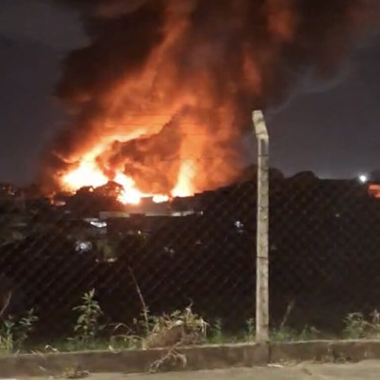 Incêndio de grandes proporções atinge fábrica em Sumaré