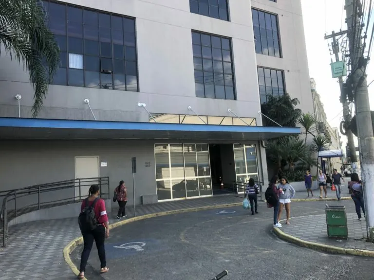 Criminosos invadem Fatec de Santos e roubam 16 notebooks da unidade