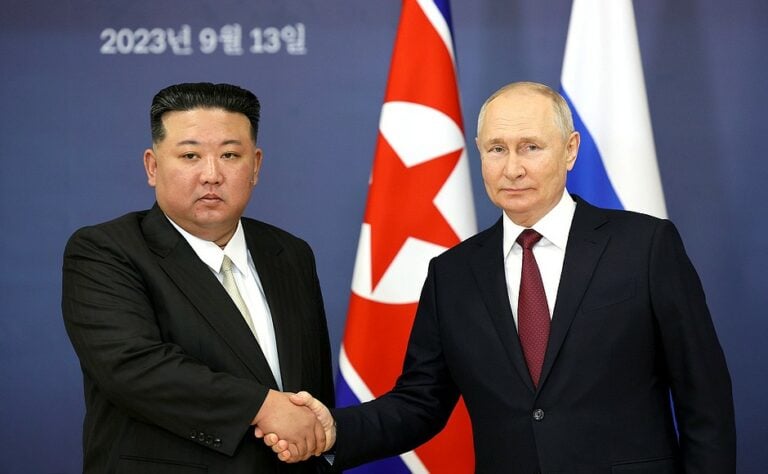 Putin assina pacto estratégico de defesa mútua com Kim