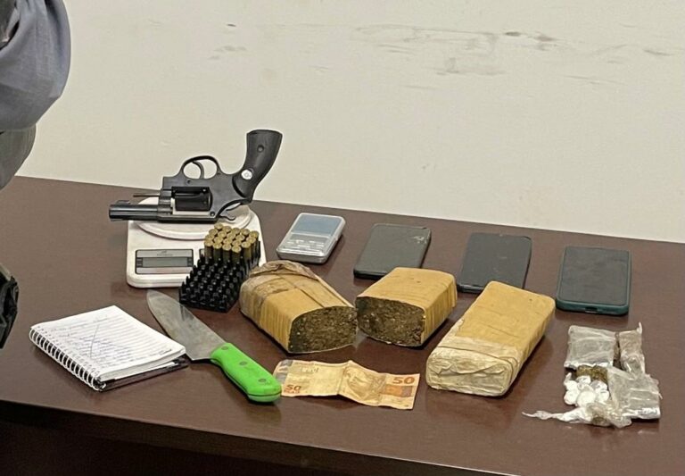 Polícia encontra ponto de tráfico de drogas em Sumaré; suspeitos tentaram subornar os agentes no local