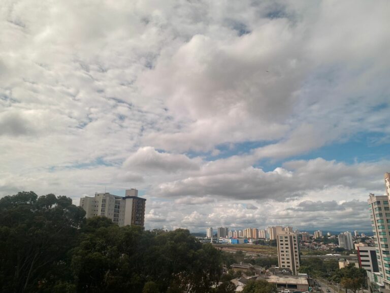 Frente fria derruba temperaturas e traz chuva para a região