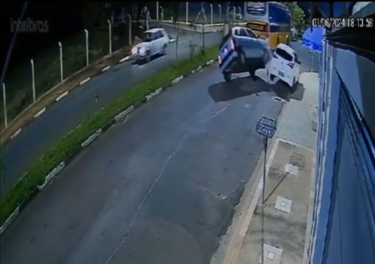 Idosa capota carro após tentar ultrapassar ônibus