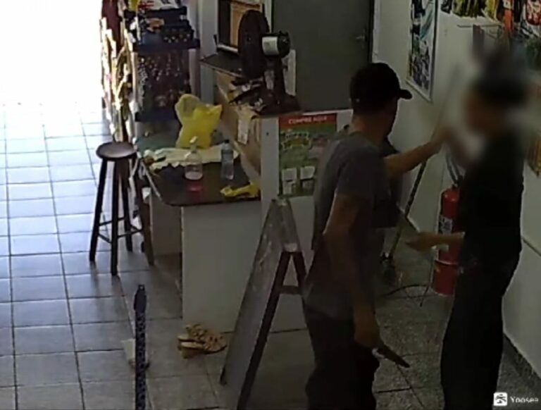 Homem assalta comércio e ataca funcionária com faca