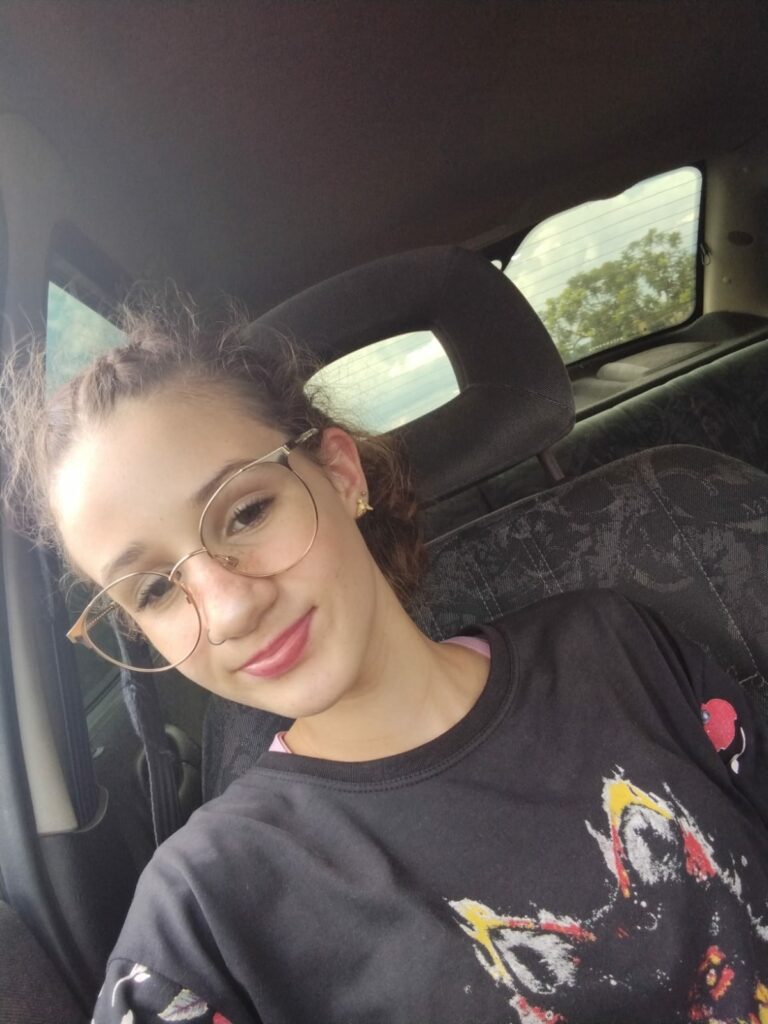 Adolescente de 14 anos desaparece após sair de casa para ir à escola