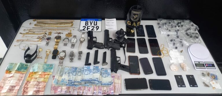 Mulher é presa com réplicas de armas, joias e R$2 mil em espécie