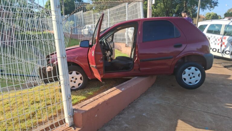 Após acidente em cruzamento do Planalto Verde, carro derruba grade de escola e motorista é socorrido