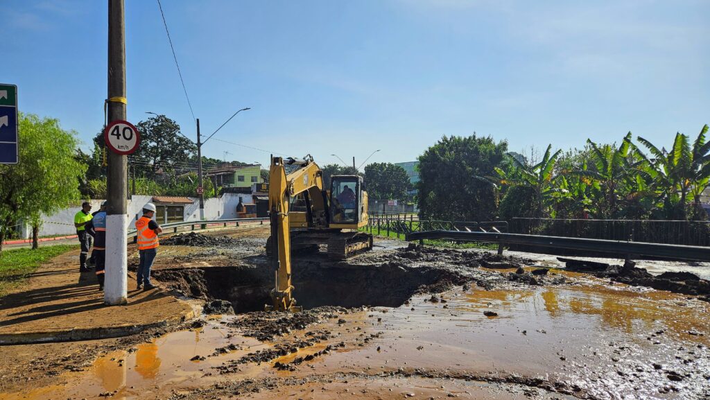 Rompimento de adutora causa vazamento e deixa bairros sem água em Jacareí