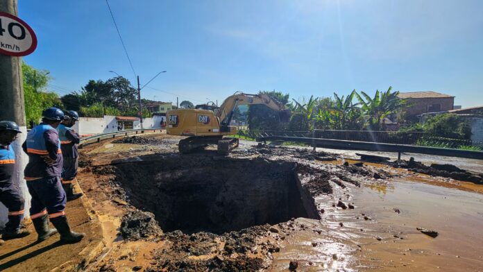 Rompimento de adutora causa vazamento e deixa bairros sem água em Jacareí