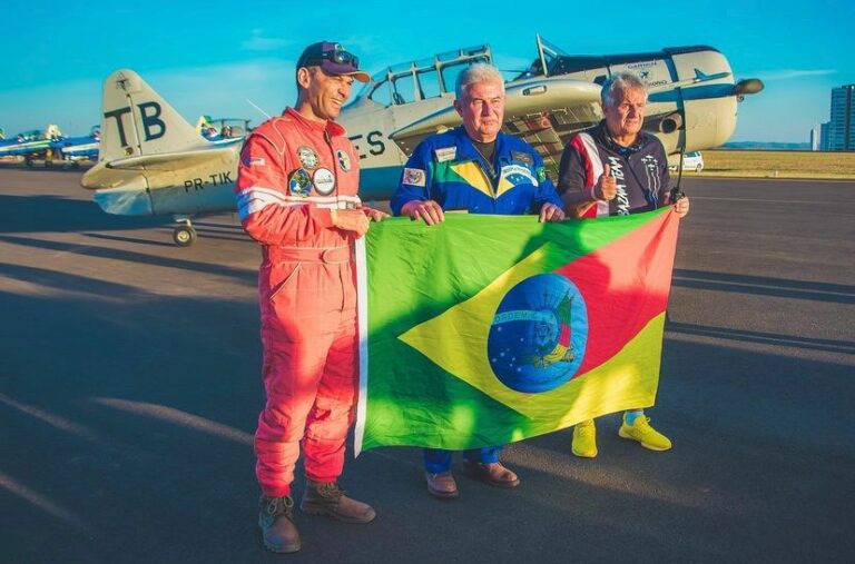 VÍDEO: Avião biplano cai em aeroclube e piloto morre carbonizado