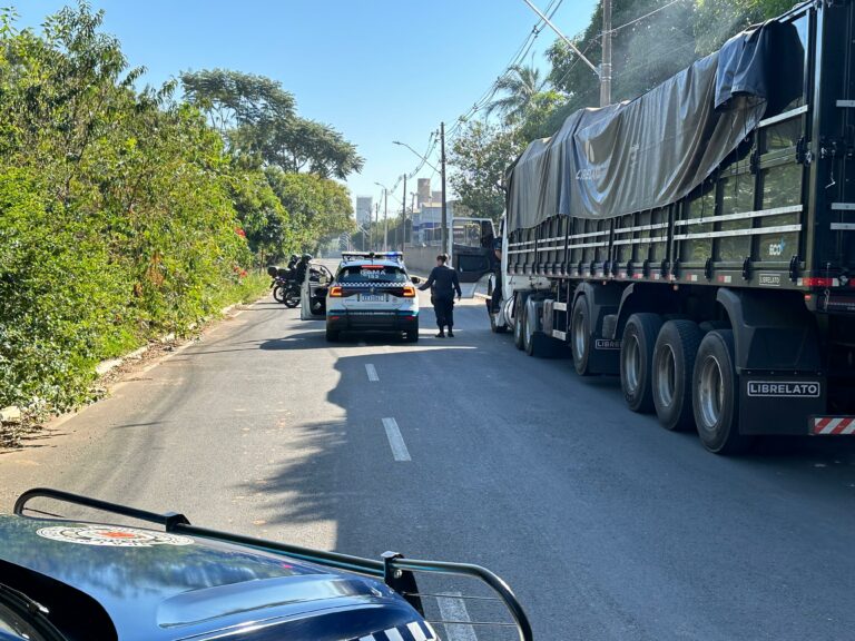 Três são presos com carreta roubada e carga milionária em Americana