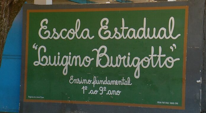 Aluna é agredida com golpes de capacete em frente a escola