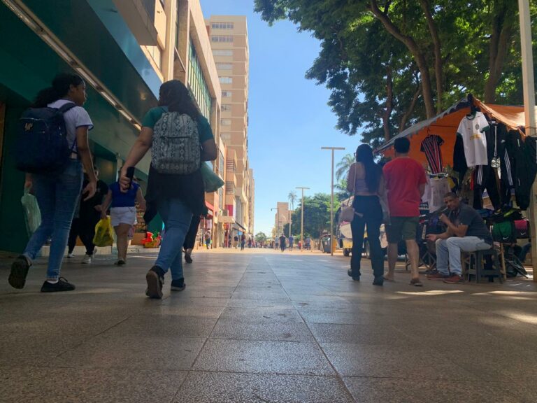Expectativa de vida ao nascer no Brasil sobe para 76,4 anos em 2023