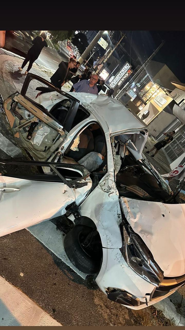 Vítima teria passado com roda em guia e capotado o carro.