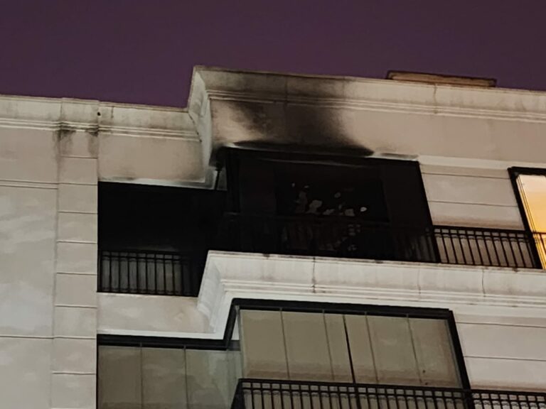 VÍDEO: Na rua do Professor, apartamento é tomado por fogo enquanto casal dormia e polícia investiga o caso