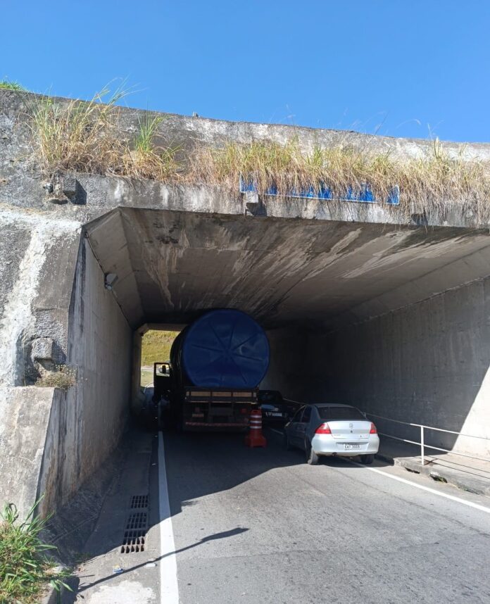 caminhão entala túnel de taubaté caminhão entala túnel de taubaté